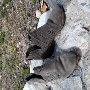 Vince Camuto Grey Shade Suede Booties. Size 8